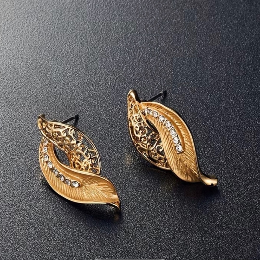 Elegant Gold Leaf Jewelry Set. - Picture 2 of 5